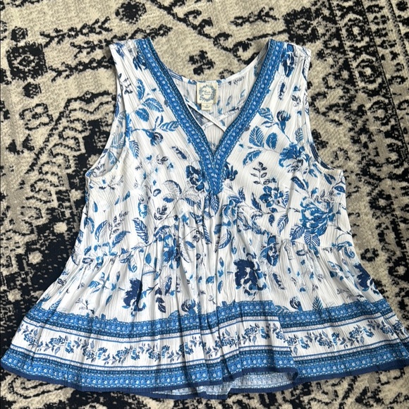 Francesca’s floral tank - Picture 1 of 4